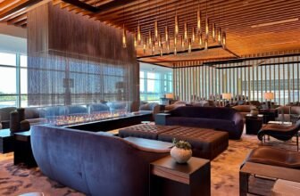 How to access American Airlines Admirals Club loun...
