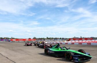 Nyck de Vries defends himself after latest Formula...